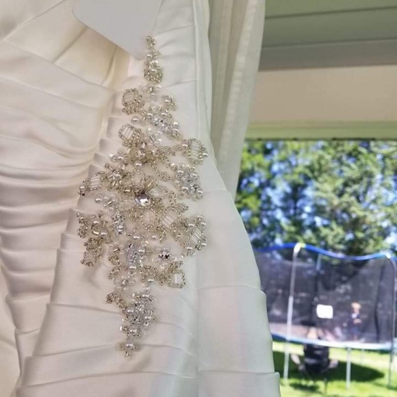 Wedding Dress - Picture 4 of 8